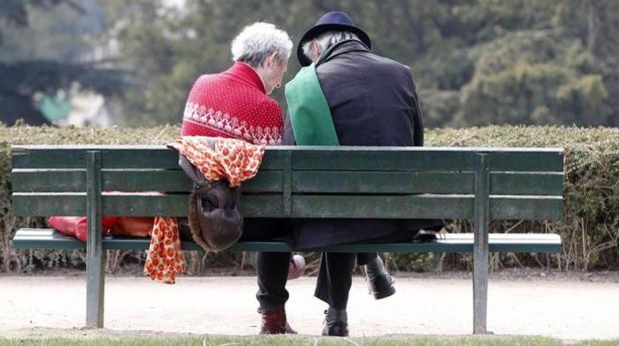 Dos ancianos en un parque en una imagen de archivo