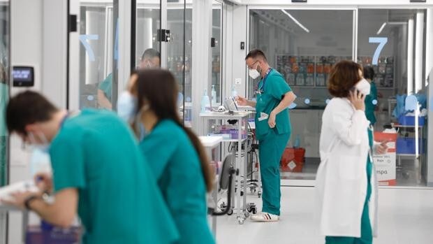 Salud encara la jubilación de unos 500 médicos en un lustro en Córdoba