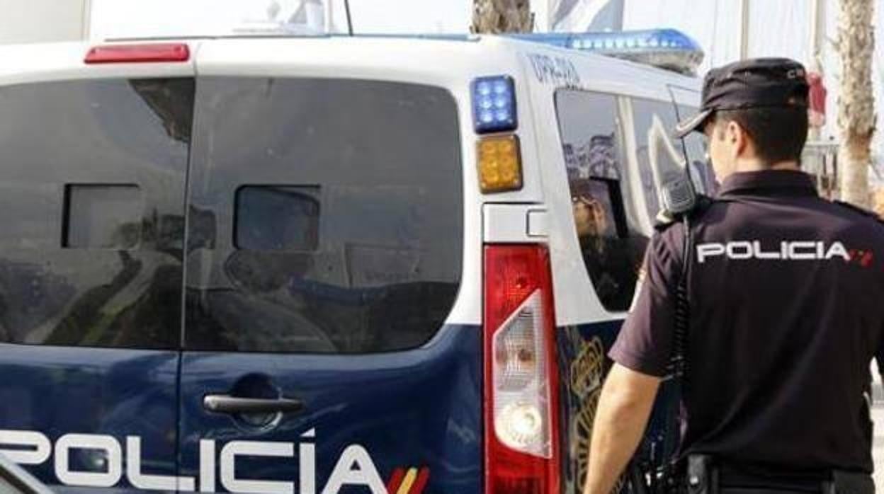 Un agente de la Policía Nacional