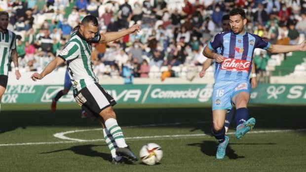 El Córdoba CF golpea (3-1) al CD Coria y se queda sin rivales