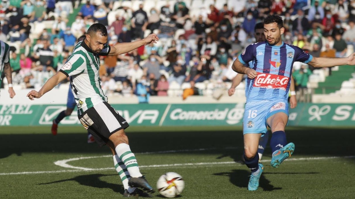 Miguel de las Cuevas golpea el balón en el Córdoba CF - CD Coria de este domingo en El Arcángel