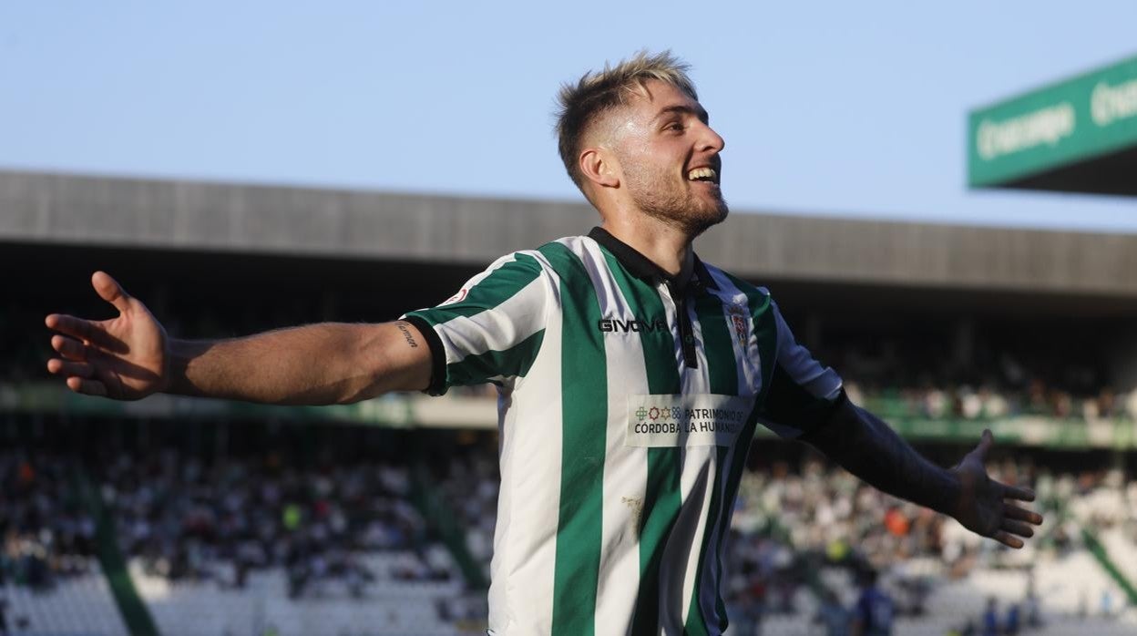 El delantero del Córdoba CF Antonio Casas celebra el 2-0 ante el Coria