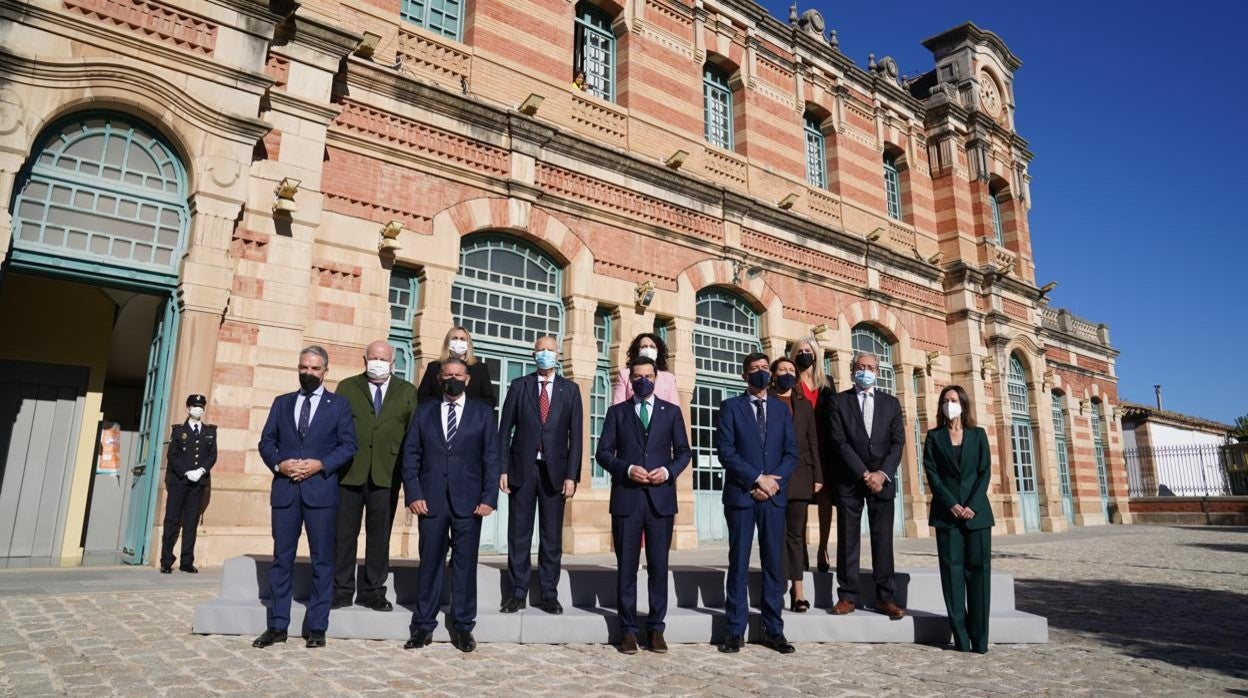 El presidente y los consejeros posan tras la celebración del Consejo de Gobierno en Linares