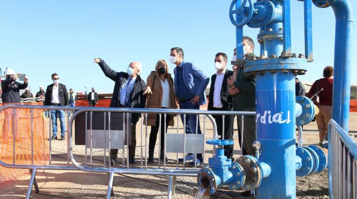 El presidente del Gobierno, Pedro Sánchez, durante la visita a la planta geotérmica