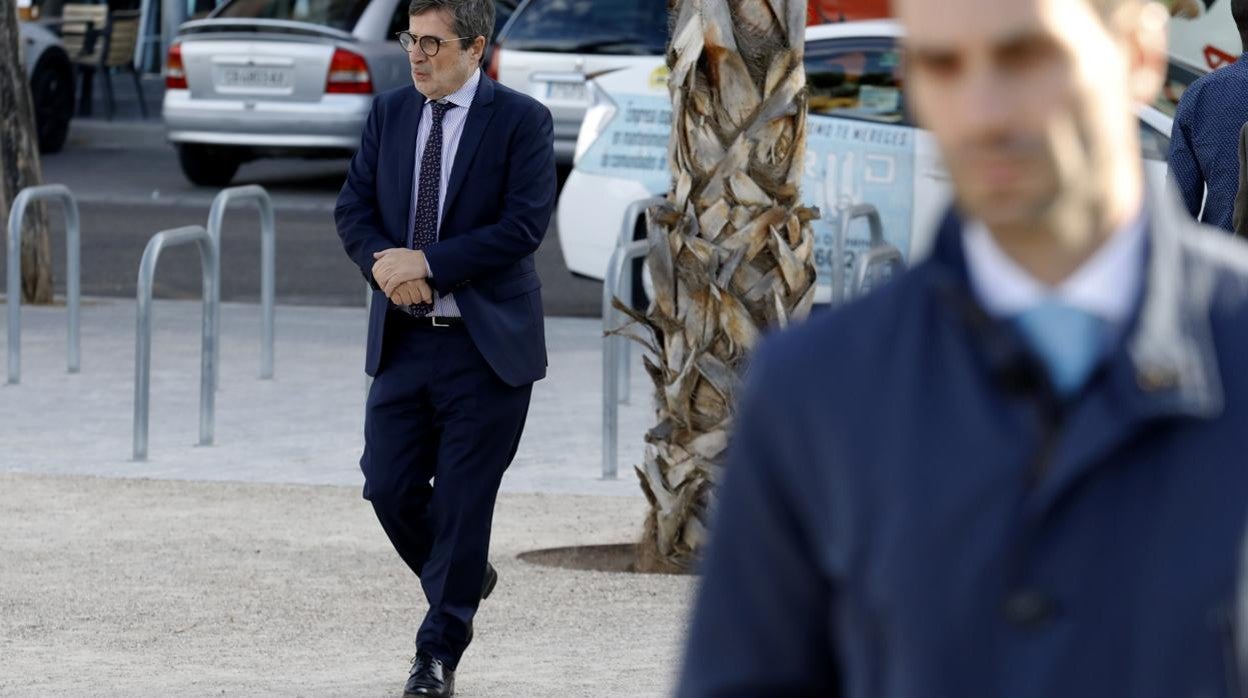 El presidente del Córdoba CF SAD, Carlos González, en el acceso a la Ciudad de la Justicia