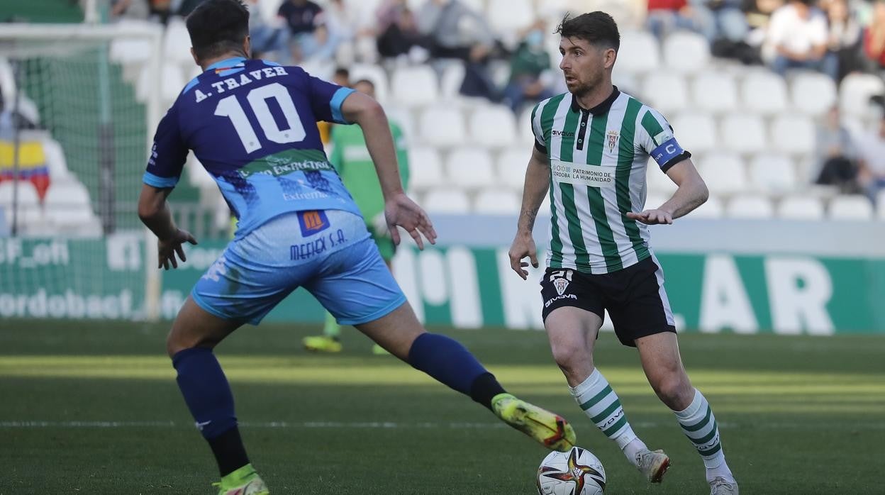 El capitán del Córdoba CF, Javi Flores, conduce el balón ante el Coria