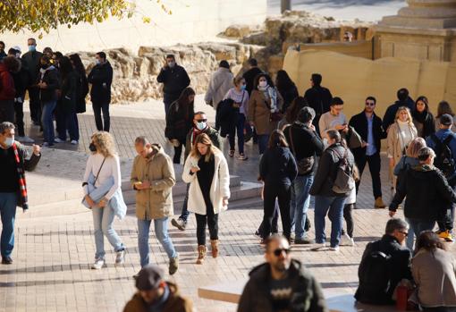 Turistas en la zona de la Puerta del Puente durante el pasado puente de diciembre