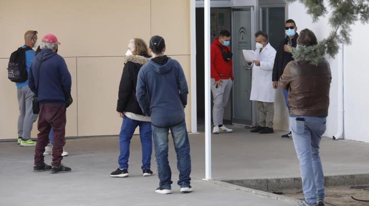 Usuarios a las puertas de un centro de salud de la capital