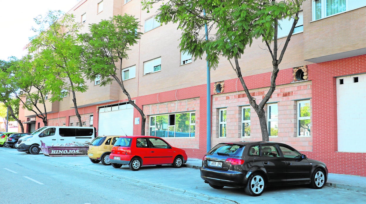 Edificio en cuyos bajos se ubicará el nuevo centro médico de Pareja y Cañero, el Lucena