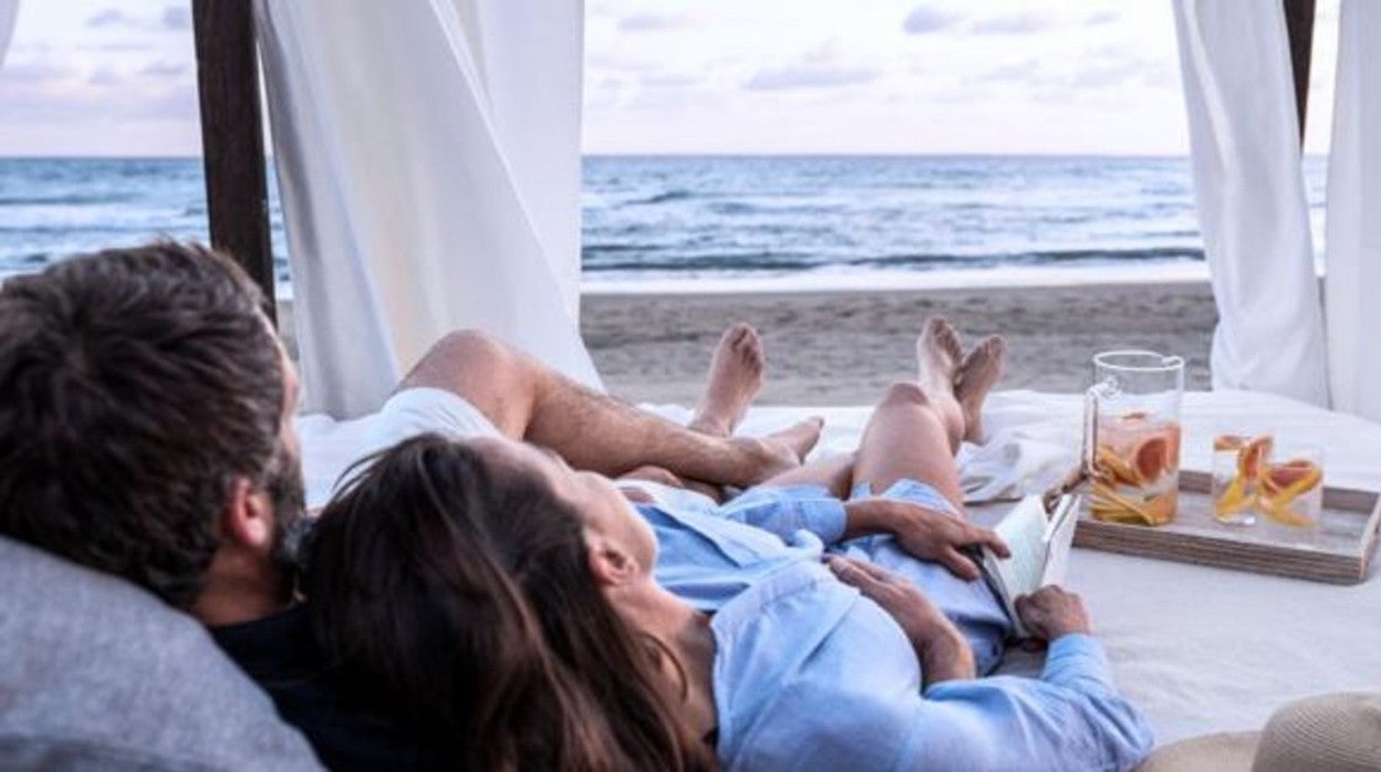 Pareja en un hotel junto a la playa