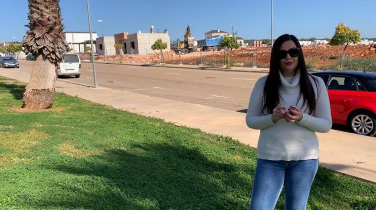 Ana Belén Santos, concejal de Urbanismo, junto a unas obras