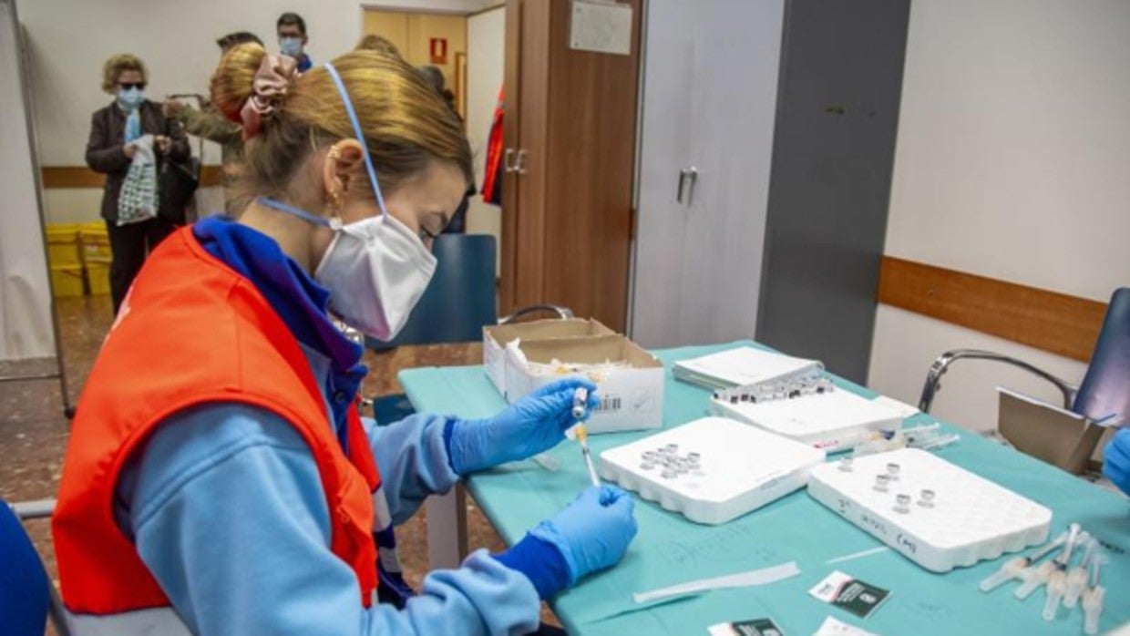 Una enfermera prepara dosis de vacunas en el Distrito Sanitario de Sevilla