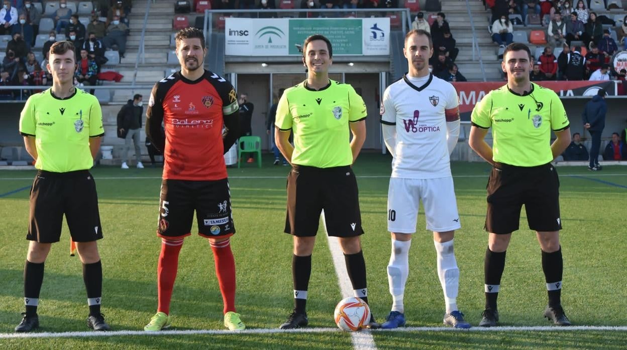 Los capitanes del Salerm Puente Genil y Pozoblanco antes de comenzar el partido