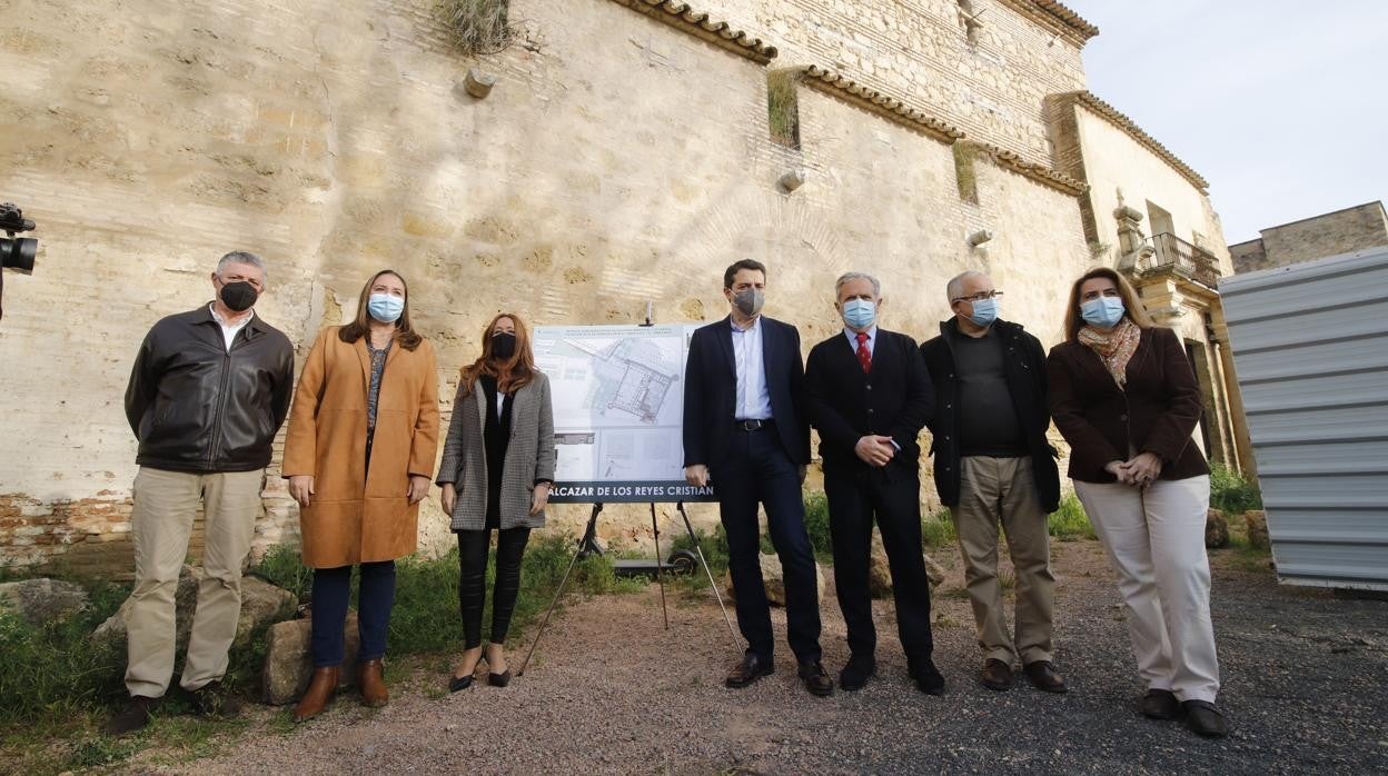 El alcalde, junto a los técnicos municipales y al edil de Urbanismo, en la zona del Alcázar en que se harán las primeras obras