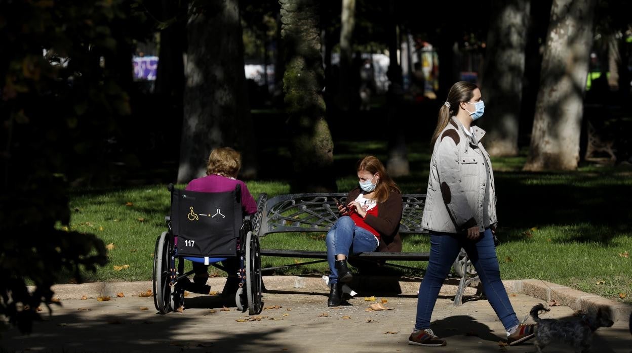 Ciudadanos en el parque de Colón un día soleado