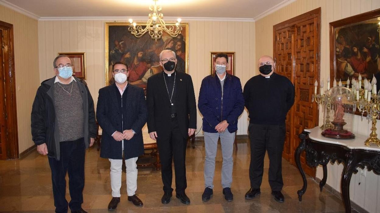 El obispo de Jaén, Sebastián Chico, en el centro, durante la reunión con la cofradía matriz