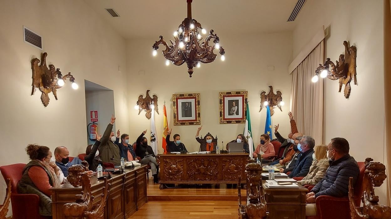 Votación del presupuesto en el Pleno del Ayuntamiento de Aguilar de la Frontera