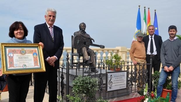 Chipiona dedica un monumento de homenaje al guitarrista flamenco Manolo Sanlúcar