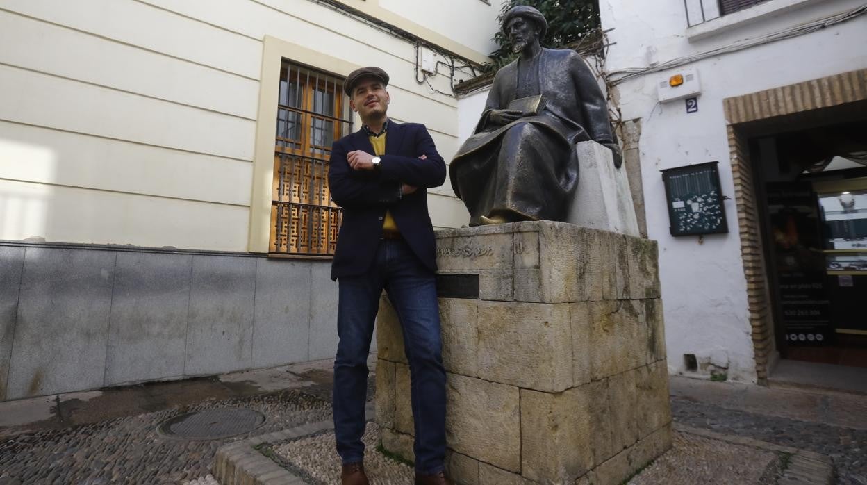 Haim Casas, junto a la estatua de Maimónides en la calle Judíos