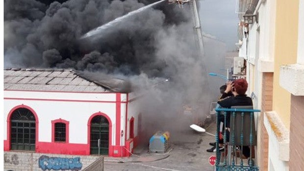 Un incendio afecta a seis naves del puerto pesquero de Isla Cristina