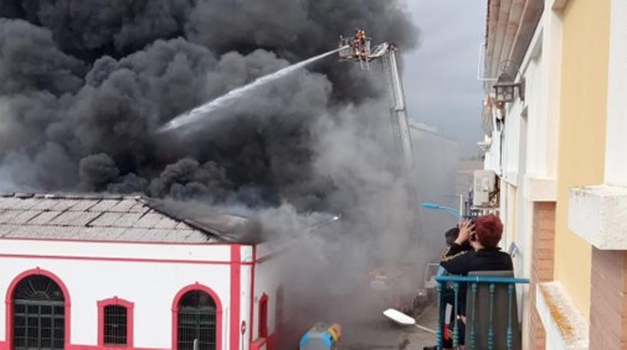 Imagen de las naves afectadas por el incendio en Isla Cristina