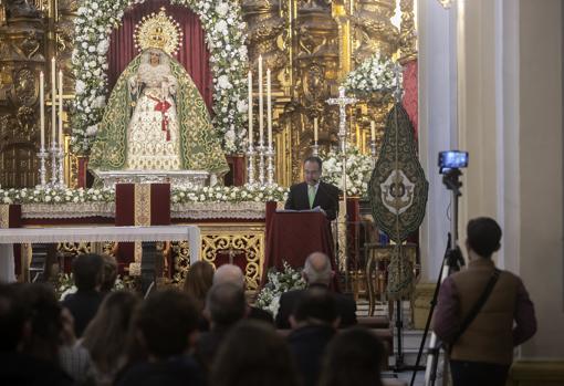 Público asistente al pregón, con la Virgen de la Esperanza en el altar mayor