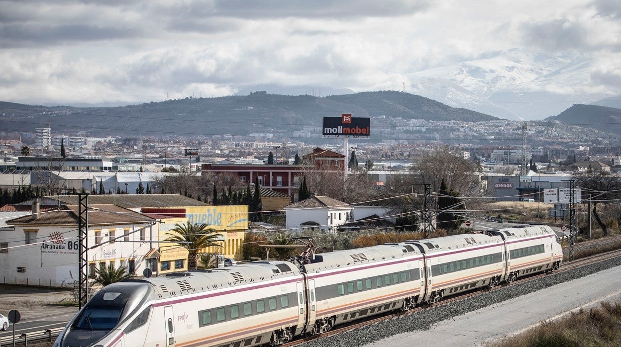 El AVE a su paso por Granada