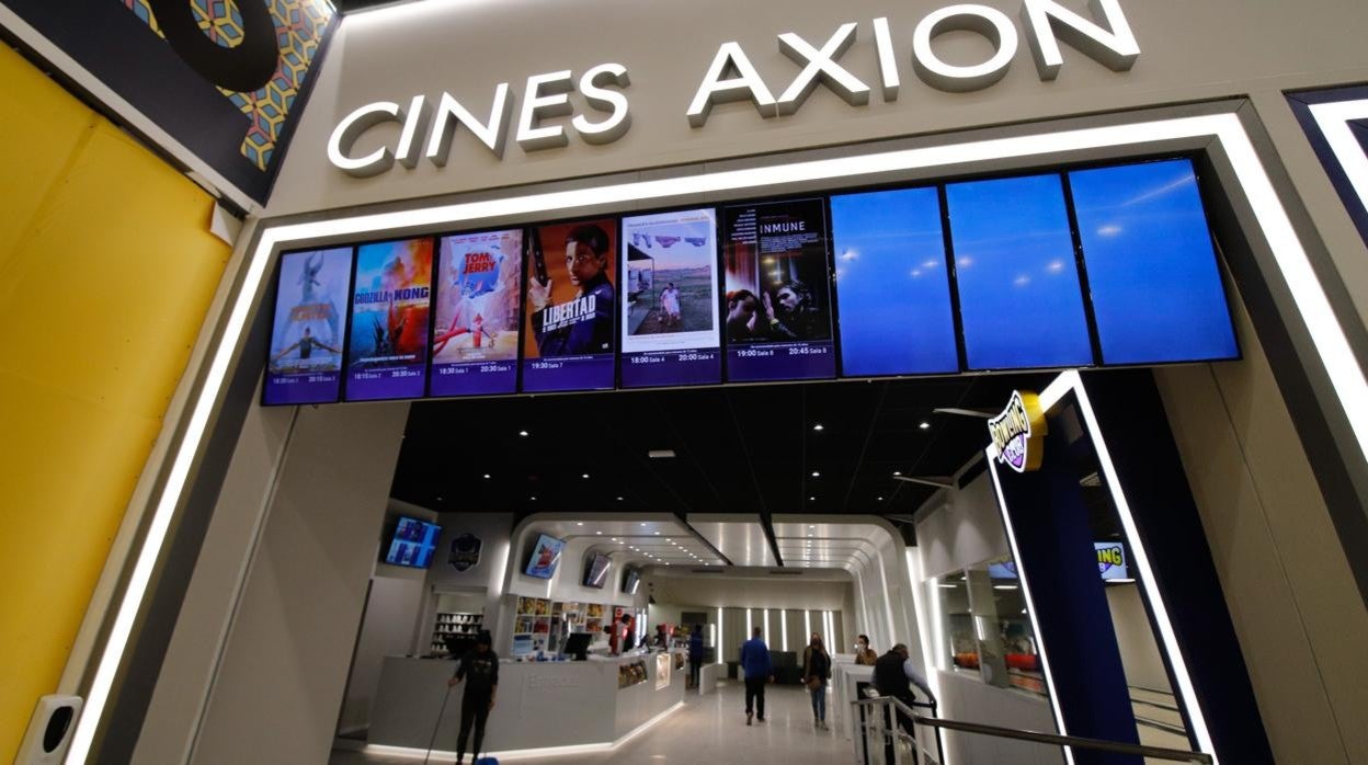 Entrada a los cines Axion, situados en el centro comercial El Arcángel