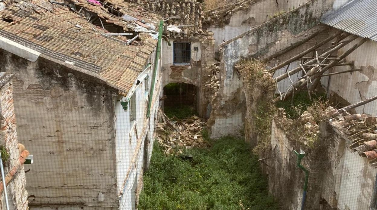 Aspecto ruinoso que presenta la casa de Badanas, 15 y su emblemático patio