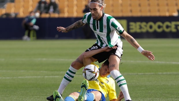 Dragisa Gudelj, guardián y poderoso referente del juego aéreo del Córdoba CF