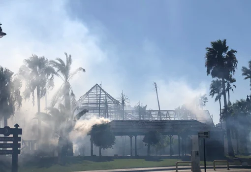 El centro comercial durante el incendio que lo asoló