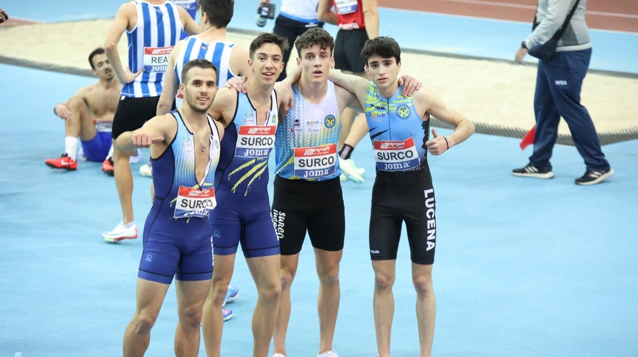 Los componentes del 4x400 del Surco Lucena de atletismo