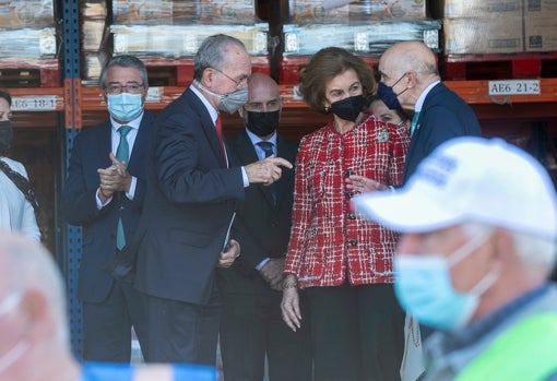 Doña Sofía conversa con el alcalde, Francisco de la Torre, y el presidente de Bancosol, Diego Vázquez