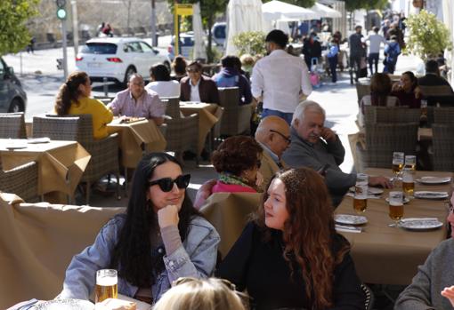 Clientes de un bar en La Ribera