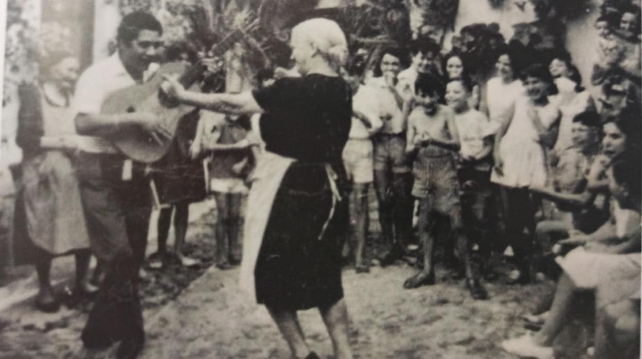 La Duquesa de Alba, a la derecha, en una fiesta flamenca en 1964 en Badanas, 15