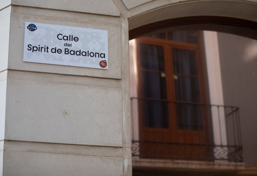 Calle Spirit de Badalona, por el el equipo blanquinegro, Joventut de Badalona