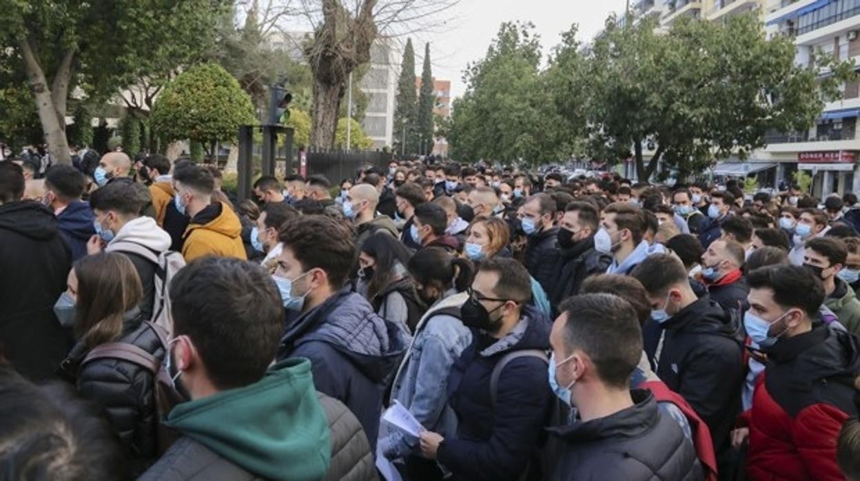 Opositores esperan a la puerta de un examen