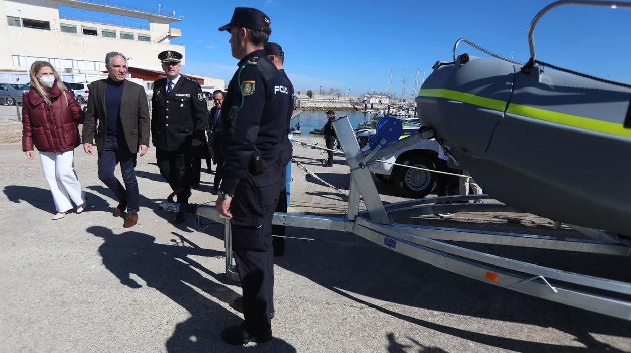 El consejero de Presidencia, Elías Bendodo, durante la entrega del nuevo material este miércoles en Cádiz