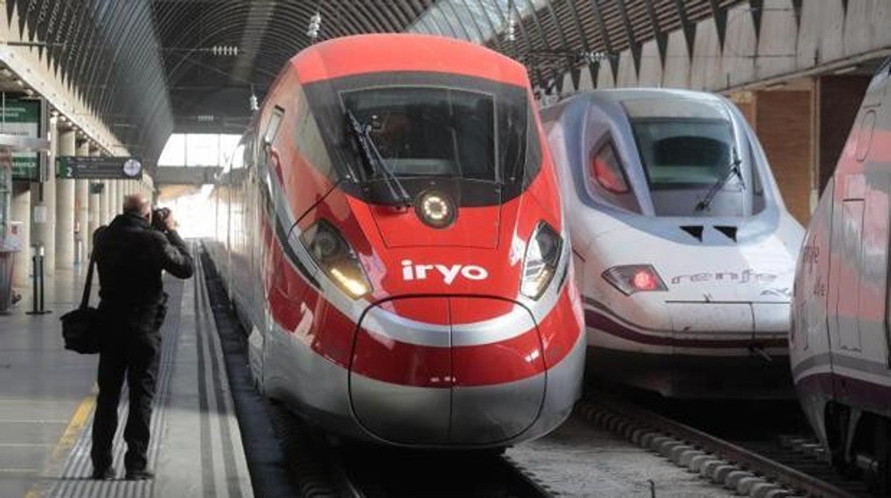 Uno de los trenes de Iryo estacionado en Santa Justa