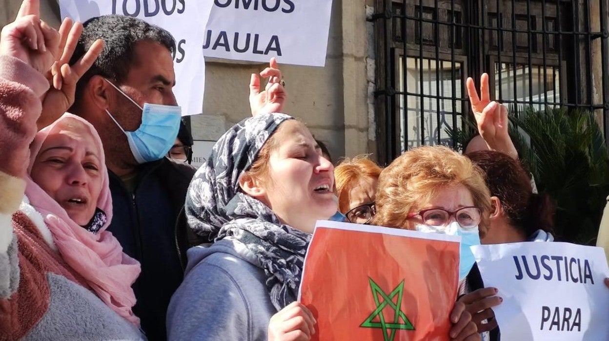 La madre de la niña asesinada muestra su dolor durante la concentración de repulsa