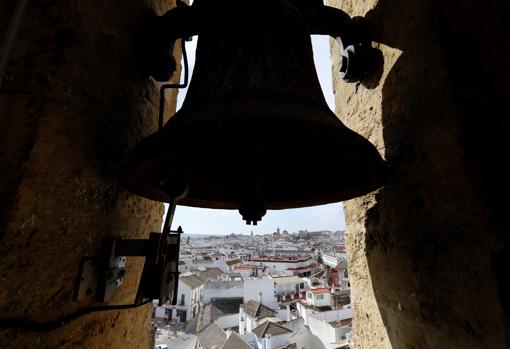 Una de las campanas de la torre