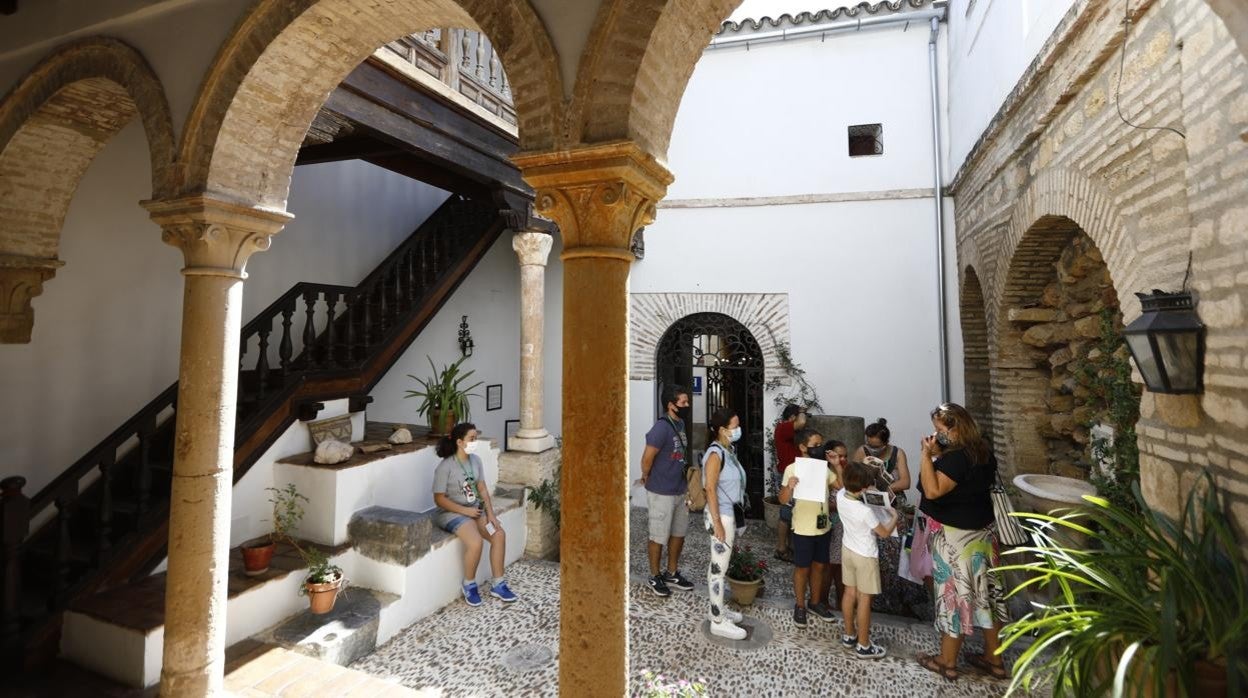 Turistas visitando la Casa de las Cabezas de Córdoba