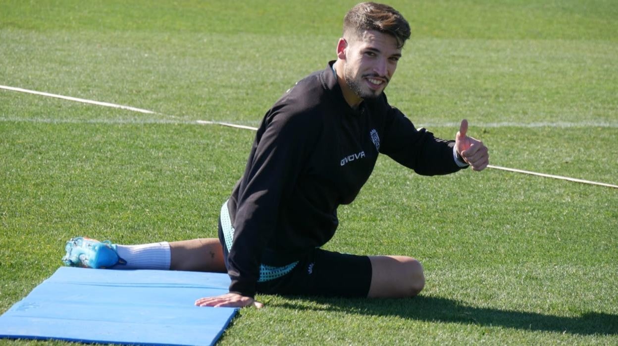 El central del Córdoba CF José Alonso, en el entrenamiento de este jueves en la Ciudad Deportiva