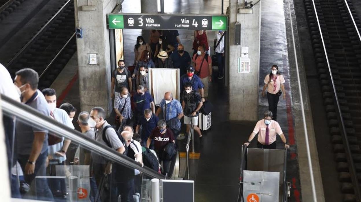 Pasajeros en la estación de Córdoba durante la pandemia