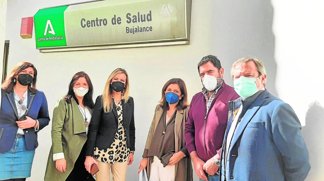 Visita de la delegada de Salud junto a autoridades locales a Bujalance