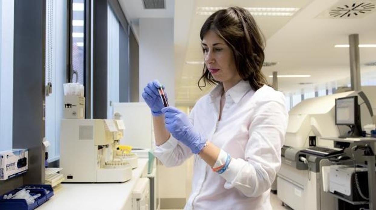 Una investigadora trabaja en el laboratorio en una imagen de archivo