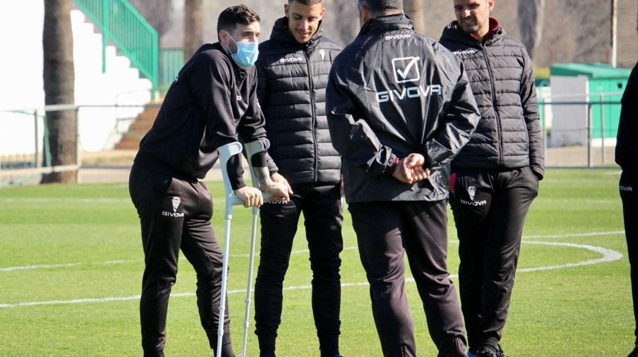 Samu Delgada habla con el entrenador del Córdoba, Gemán Crespo, en el entrenamiento de este viernes