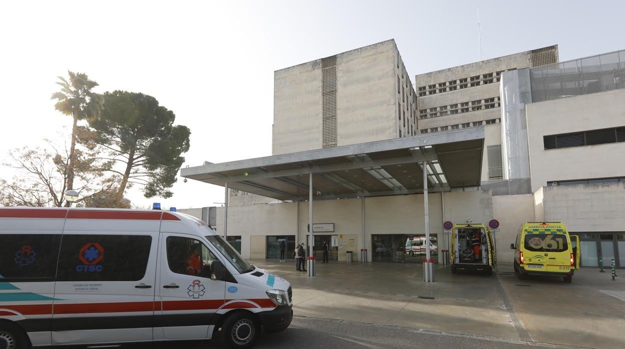 Una ambulancia en uno de los accesos al Reina Sofía de Córdoba