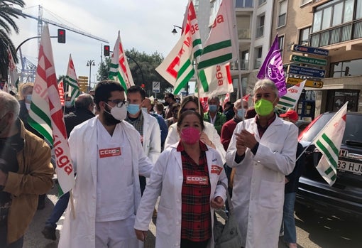 Algunas de las pocas batas blancas que se vieron en la manifestación