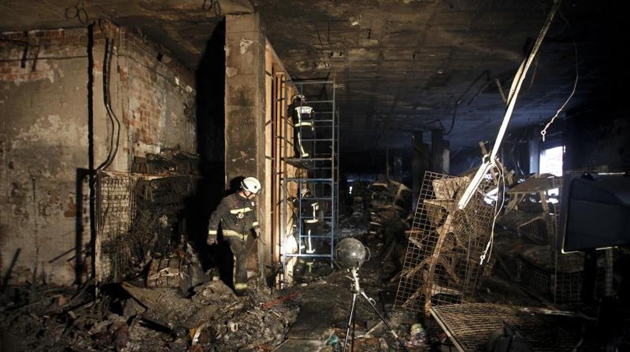 Interior de un bazar chino incendiado en Córdoba en 2014